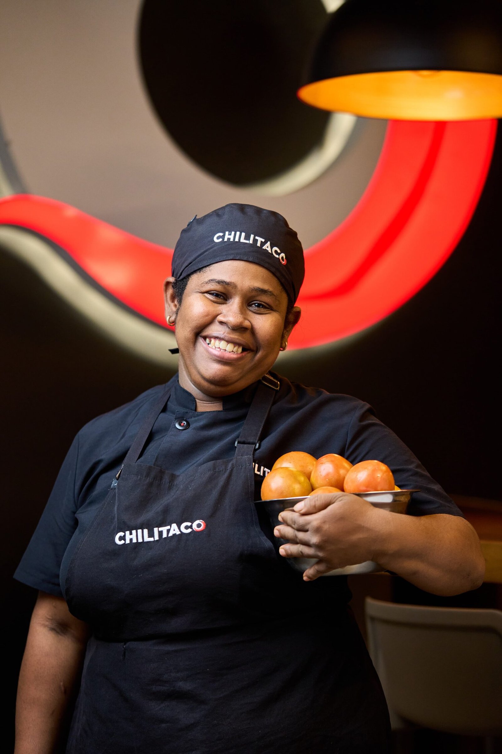 colaboradora con tomates